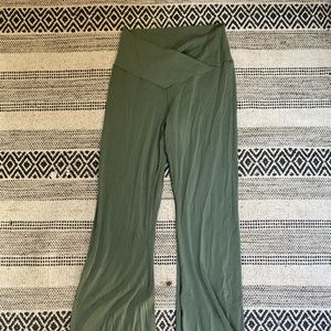 GREEN AERIE CROSSOVER FLARE LEGGINGS